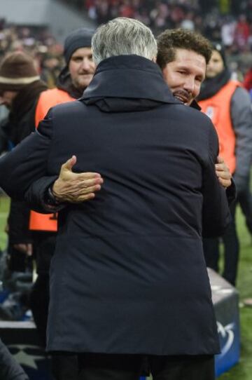 Saludo de Carlo Ancelotti y Diego Simeone.