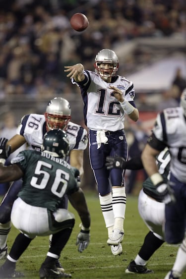 06/02/05. New England Patriots gana 24-21 a Philadelphia Eagles. Tomb Brady consigue su tercer trofeo Vince Lombardi.