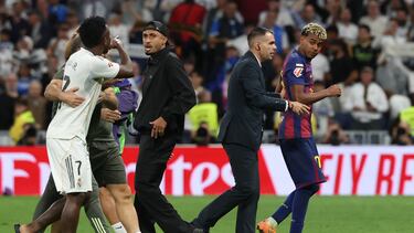 Real Madrid's Brazilian forward #07 Vinicius Junior (L) argues with Barcelona's Brazilian forward #11 Raphinha (C) and Barcelona's Spanish forward #10 Lamine Yamal (R) at the end of the Spanish league football match between Real Madrid CF and FC Barcelona at Santiago Bernabeu Stadium in Madrid on October 26 , 2025. (Photo by Oscar DEL POZO / AFP)