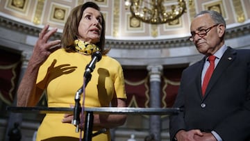 Nancy Pelosi y Chuck Schumer hacen comentarios a los medios de comunicación después de una reunión en el Capitolio de los Estados Unidos en Washington, DC, EE. UU., 03 de agosto de 2020.