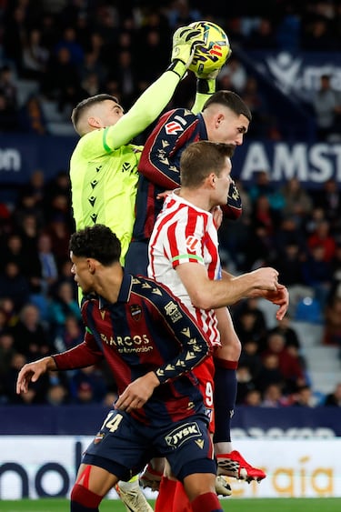 El portero del Levante, Matthew Ryan, atrapa el balón durante el encuentro. 