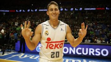 Jaycee Carroll encestó un balón de football americano