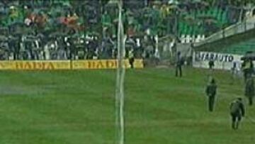 <b>IMPRACTICABLE.</B> El césped del Ruiz de Lopera estaba en un pésimo estado.