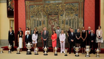 Los reyes de España Don Felipe y Doña Letizia posan con los premiados en la entrega de los Premios Nacionales del Deporte en el Palacio de El Pardo.