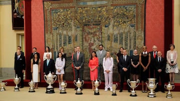 Los reyes de Espa?a Don Felipe y Do?a Letizia posan con los premiados en la entrega de los Premios Nacionales del Deporte en el Palacio de El Pardo.