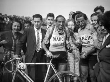 Serse Coppi (sujeta su bicicleta) junto a su hermano Fausto Coppi en 1949  en la Paris-Roubaix, que ganó serse. Dos años después murió tras sufrir una caída cerca de Turín durante una etapa del Giro del Piamonte. 