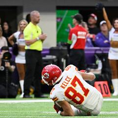 Travis Kelce plays on, scores TD, after injury scare to help Chiefs to victory over Vikings