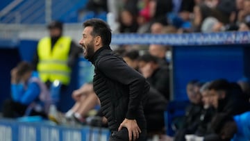 VITORIA, 14/05/2025.- El entrenador del Valencia, Carlos Corberán, durante el partido de la jornada 36 de LaLiga EA Sports, entre el Deportivo Alavés y el Valencia CF, celebrado este miércoles, en el estadio de Mendízorrotza, en Vitoria. EFE/ Adrian Ruiz Hierro