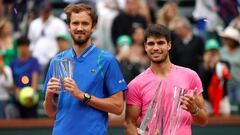 Indian Wells (United States), 19/03/2023.- Carlos Alcaraz of Spain (R) and Daniil Medvedev of Russia (L) hold their trophies following the men's finals of the BNP Paribas Open tennis tournament at the Indian Wells Tennis Garden in Indian Wells, California, USA, 19 March 2023. (Tenis, Abierto, Rusia, España, Estados Unidos) EFE/EPA/JOHN G. MABANGLO
