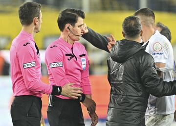 Final del partido. El presidente de los locales, Faruk Koca, salta al césped y propina un brutal puñetazo al árbitro Halil Umut Meler que, tras caer al suelo, recibe una patada de otra persona. El motivo, un penalti sancionado en el minuto 97 a favor de los visitantes que supuso en el empate definitivo.