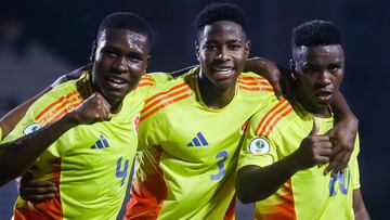 AMDEP1645. VALENCIA (VENEZUELA), 30/01/2025.- John Montaño (d) de Colombia celebra un gol este jueves, en un partido del grupo B del Campeonato Sudamericano sub-20 entre las selecciones de Colombia y Bolivia en el estadio Polideportivo Misael Delgado en Valencia (Venezuela). EFE/ Juan Carlos Hernández