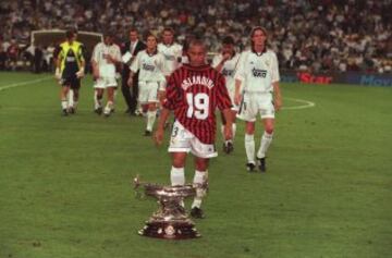 1999. El Real Madrid ganó al Milán AC 4-2. Roberto Carlos. 