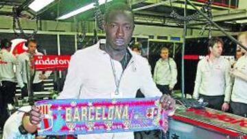 <b>SIDI Y SEYDOU KEITA COINCIDIERON EN LENS.</b> Sidi Keita llegó a prueba a Jerez y terminó convenciendo a Ziganda. Su trayectoria tiene un punto coincidente con la de Seydou Keita. Jugaron juntos en Lens en la temporada 2006-07. Ayer, gracias a la gentileza del Circuito de velocidad de Jerez, posó junto a un monoplaza de McLaren.