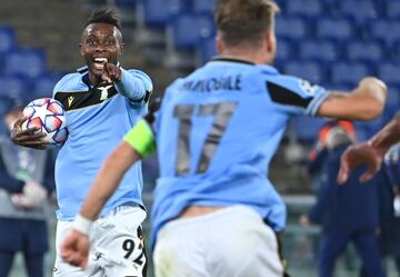 El jugador de Costa de Marfil Jean Daniel Akpa Akpro celebró el tercer gol del equipo italiano.