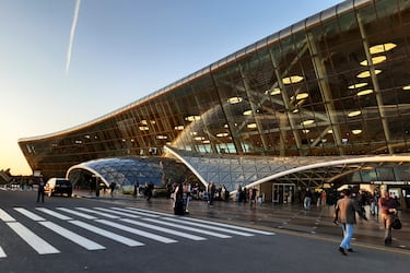 Espacios curvos, amables y muy habitable que llama la atención por su belleza arquitectónica. El proyecto busca humanizar el espacio de la terminal con pequeños espacios de madera con formas ovales que acogen a los viajeros y fomentan la interacción entre las personas.