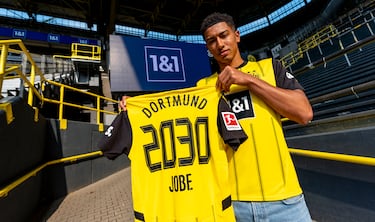 
El apellido Bellingham vuelve a la camiseta negriamarilla del Borussia Dortmund. Jobe sigue los pasos de su hermano después de sellar el ascenso a la Premier con el Sunderland al que ha dejado 30 millones de euros. Una cantidad que apunta a que se podrá multiplicar en unos años en un futuro traspaso, pero antes le toca brillar en Alemania. El jugador de Stourbridge tiene una facilidad para controlar el balón y dirigir el juego del equipo con una amplia gama de pases en corto y en largo. Su implicación es tal que no duda en ir a ras de césped para cortar una jugada. A ello suma un cañón para los tiros lejanos como ha demostrado en el Mundial de Clubes. Mucho más que un hermano.
