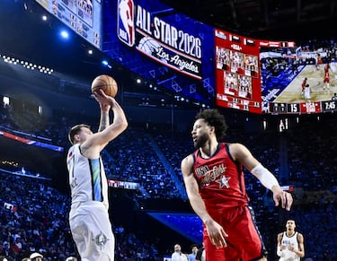 Luka Doncic dispara contra Cade Cunningham, del Equipo USA Stars.