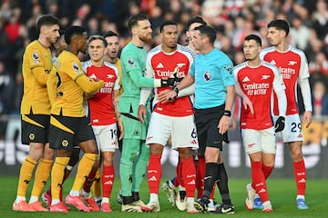 Wolverhampton (United Kingdom), 25/01/2025.- Arsenal and Wolverhampton Wanderers players surround Referee Michael Oliver during the English Premier League match between Wolverhampton Wanderers and Arsenal FC, in Wolverhampton, Britain, 25 January 2025. (Reino Unido) EFE/EPA/VINCE MIGNOTT EDITORIAL USE ONLY. No use with unauthorized audio, video, data, fixture lists, club/league logos, 'live' services or NFTs. Online in-match use limited to 120 images, no video emulation. No use in betting, games or single club/league/player publications.
