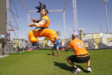 Un aficionado posa para una foto junto a un imponente Goku durante la Comic Con de Málaga.