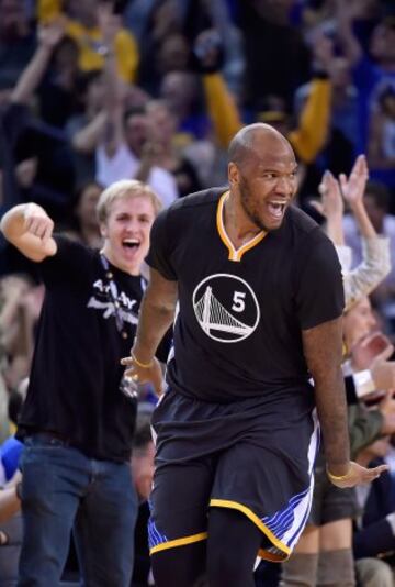 Marreese Speights celebra una canasta.