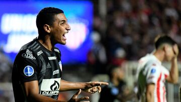 Colombia's Junior Gabriel Fuentes celebrates an own goal scored by Argentina's Union Santa Fe Federico Vera during the Sudamericana Cup group stage first leg football match at the 15 de Abril stadium in Santa Fe, Argentina, on April 6, 2022. (Photo by Jose ALMEIDA / AFP)