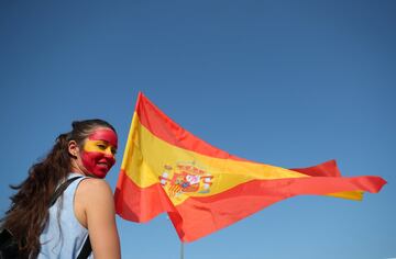 Aficionada de la selección española ondeando la bandera.