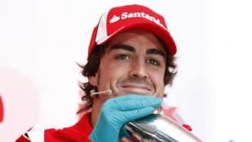 <b>CÓCTEL ESPECIAL. </b>Alonso preparó ayer un combinado en un acto promocional en Estambul.