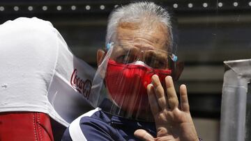 Por un lado, el timonel de la ANFP aseguró que falta "finiquitar un par de detalles" para la salida del DT, pero luego señaló que se reunirá con Rueda para analizar su continuidad.