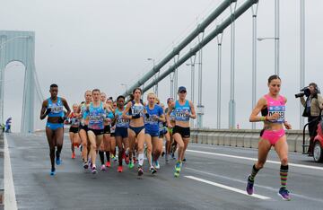 El grupo de las corredoras profesionales a su paso por el Verrazano-Narrows Bridge.