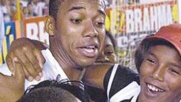 <b>UN ÍDOLO.</b> Robinho se despidió ayer de Vila Belmiro (estadio del Santos), como un auténtico ídolo.