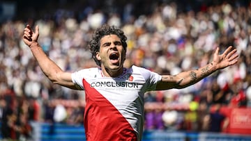 Miguel Rodríguez celebra uno de sus goles al Ajax.