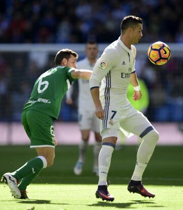 En LaLiga casi todos fueron víctimas de CR7, el único que puede presumir que se salvó es Leganés, aunque sólo lo enfrentó una vez en 2016 donde perdió 3-0; las otras cinco ocasiones en las que ambas escuadras choraron, no estuvo el atacante portugués. 