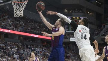 Gustavo Ay&oacute;n trata de taponar a Thomas Heurtel durante un Real Madrid - Bar&ccedil;a.