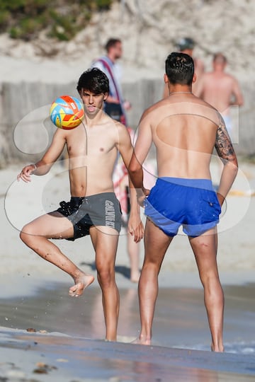 El jugador portugués disfruta de las maravillosas playas ibicencas en compañía de un nutrido grupo de amigos mientras espera decidir su futuro.