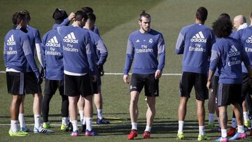 GRA091. MADRID, 17/02/2017.- El centrocampista del Real Madrid Gareth Bale (c), durante el entrenamiento que ha realizado hoy la plantilla en Valdebebas para preparar el partido de la 23ª joranada de LaLiga Santander 2016/2017, que disputarán mañana frente al Espanyol en el Santiago Bernabéu. EFE/Mariscal