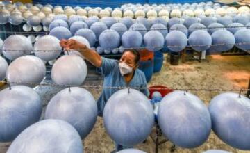 Balones colgados de los balcones, la estatua de un balón en la plaza del pueblo, un museo del balón, 20 fábricas de balones... está claro de qué vive el pequeño pueblo colombiano de Monguí.