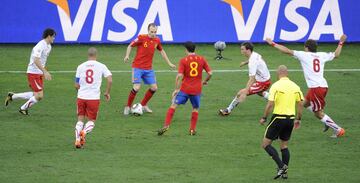 Uno de los motivos para seguir confiando en La Roja era su dominio en nueve de once apartados ofensivos: sólo Brasil le había superado en remates a puerta (27 por 23) y en aperturas a banda. Eso sí, hilvanó la jugada con más pases seguidos del torneo hasta el momento: 32 pases. Una barbaridad de dominio que, sin embargo, no se tradujo en goles y sí en una derrota…