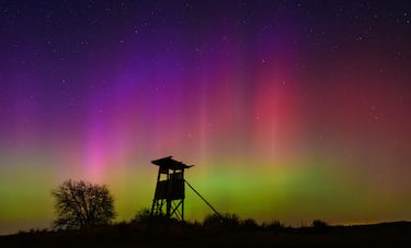 La aurora boreal brilla en el cielo nocturno sobre el paisaje del este de Brandeburgo, Alemania. 