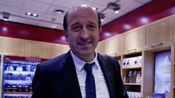 <b>OPTIMISTA. </b>El expedición del Deportivo, con Lotina a la cabeza, llegó ayer de Mallorca vía Santiago.