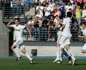 Sus inicios están vinculados con el Pontevedra, club con el que debutó en 2005 en Segunda División B. En el verano de 2008 llegó al Real Madrid, aunque primero pasó por el Real Madrid Castilla que jugaba en Segunda División B. Debutó el 31 de agosto y en septiembre sufrió una rotura del ligamento cruzado que le hizo perderse toda la temporada. En las siguientes campañas siguió en la cantera y nunca llegó al primer equipo, por lo que en agosto de 2011 fichó por el Granada. Allí estuvo hasta 2016, cuando fichó por la SD Eibar y en 2019 se retiró.