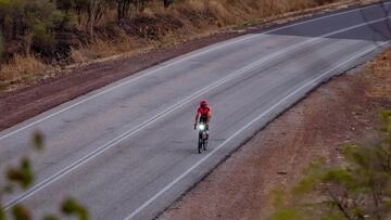 El ciclista australiano Lachlan Morton durante su reto Great Southern Country en Australia.