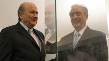 <B>EN EL CENTENARIO.</B> Blatter visitó el Museo del Fútbol Uruguayo y el estadio Centenario en su visita a Montevideo.