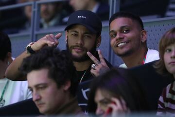 El delantero brasileño del París Saint-Germain Neymar no quiso perderse el partido de Rafa Nadal frente al ruso Karen Khachanov. 