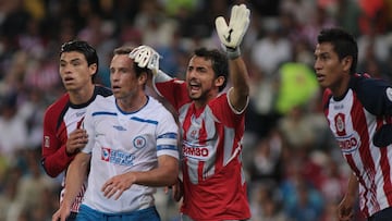 SOCCER/FUTBOL
APERTURA 2009
GUADALAJARA VS CRUZ AZUL
SEMANA 17
Action photo of Luis Michel of Guadalajara and Gerardo Torrado of Cruz Azul, during week 17 game of the 2009 Torneo de Apertura game./Foto de accion de Luis Michel de Guadalajara y de Gerardo Torrado de Cruz Azul, durante juego de la semana 17 del Torneo de Apertura 2009. 14 November 2009. MEXSPORT/SABIK SANCHEZ