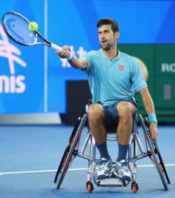 El seis veces campe車n del Abierto de Australia, Novak Djokovic, ha presentado un espect芍culo de tenis y entretenimiento en v赤speras del primer Grand Slam del a?o en el Margaret Court Arena para recaudar fondos para su Fundaci車n, que apoya la educaci車n preescolar de calidad para los ni?os.