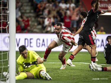 El francés llegó sin hacer ruido a Gijón y se ha convertido en el líder de la zaga. Además, esta jornada demostró que es peligroso para el rival cuando se suma al ataque.