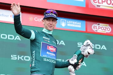 Kaden Groves en el podio con el maillot verde.