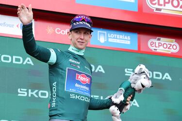 Kaden Groves en el podio con el maillot verde.