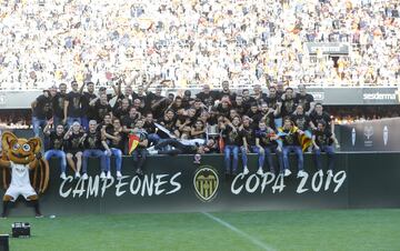 Valencia streets packed as fans celebrate with Copa del Rey winning team