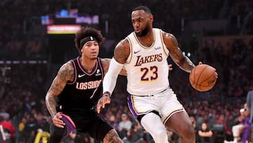 LeBron James ante Kelly Oubre durante el partido entre Los Angeles Lakers y los Phoenix Suns.